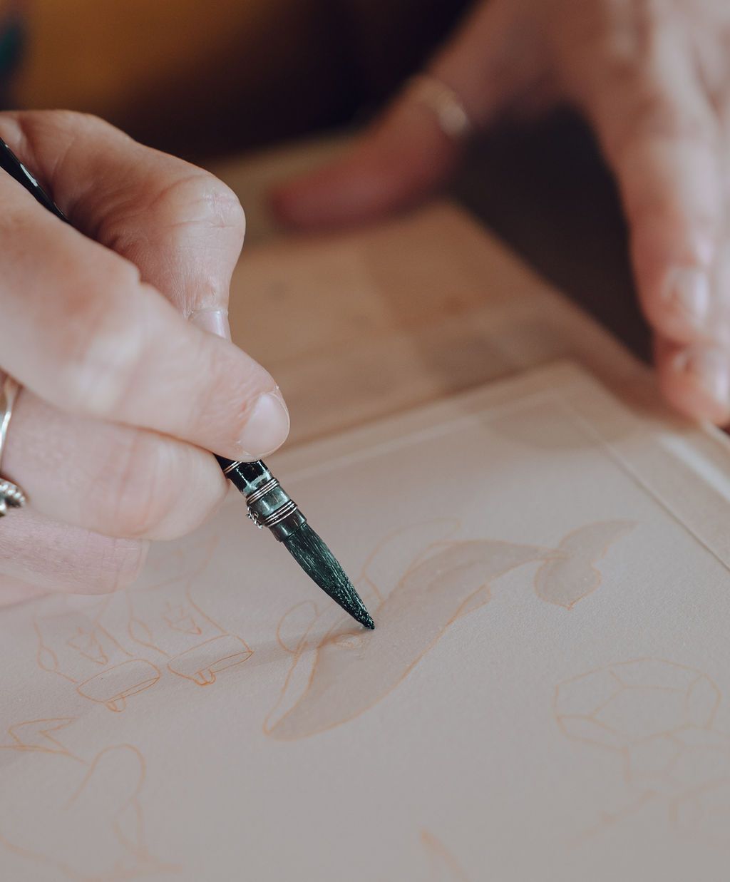 L'illustratrice jeunesse Marjolaine Faure en train de peindre
