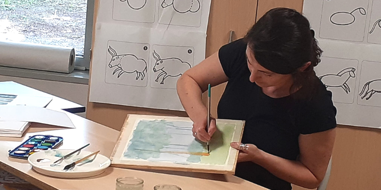 Démonstration d'illustration jeunesse en classe scolaire