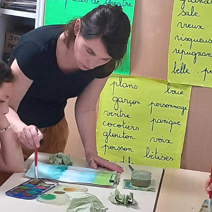 Atelier d’illustration jeunesse avec croquis, pinceaux et aquarelle