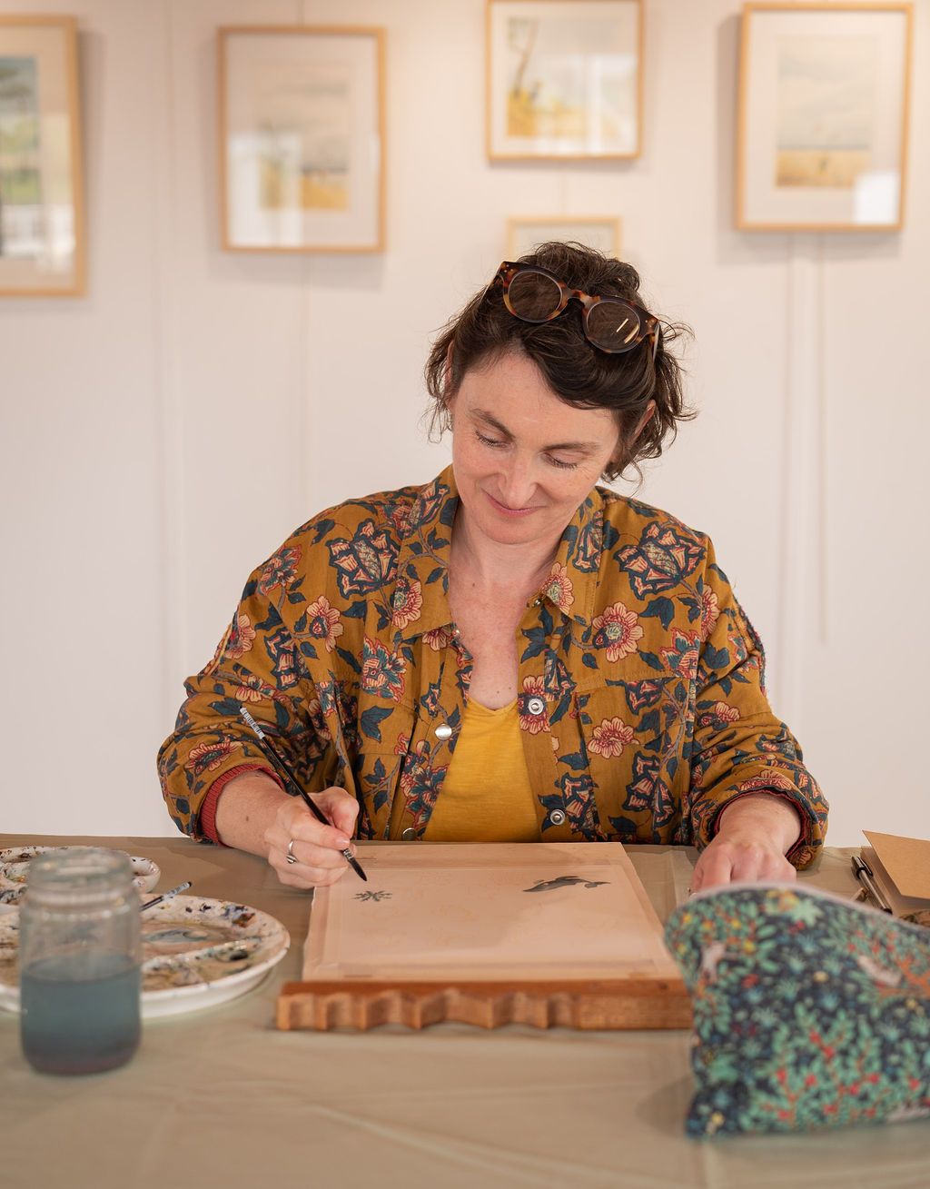 L'illustratrice dans son atelier
